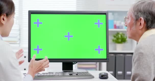 Médico feminino explicar com computador — Vídeo de Stock