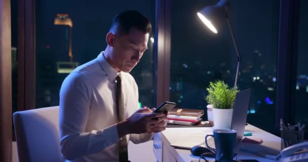 Podnikatel používá chytrý telefon — Stock video