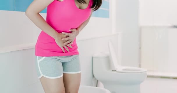 Femme sentir la douleur avec la constipation — Video