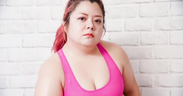 Plus size ragazza si sentono potenti — Video Stock