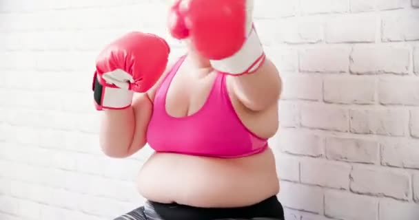Plus size girl do boxing — Stock Video