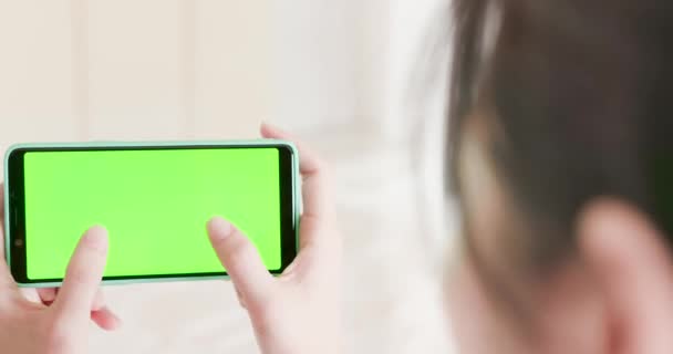 Dziewczyna grać w gry ze smartfonem — Wideo stockowe