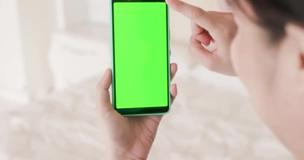 Girl with green screen smartphone — Stock Video