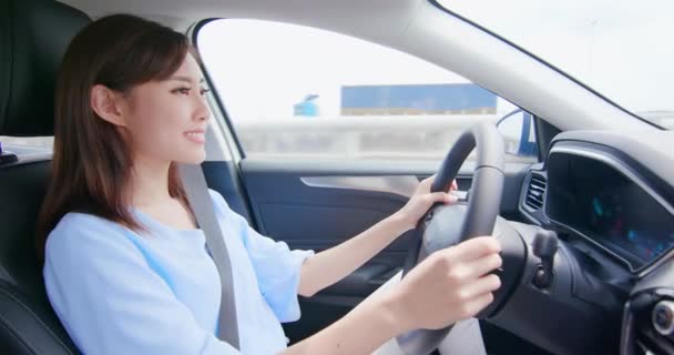 Азиатская женщина за рулем автомобиля — стоковое видео