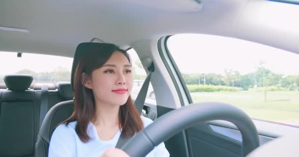 Wanita asia mengemudikan mobil — Stok Video