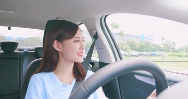 Wanita asia mengemudikan mobil — Stok Video