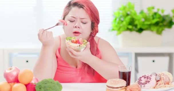 Mujer comer vegetal y molesto — Vídeo de stock