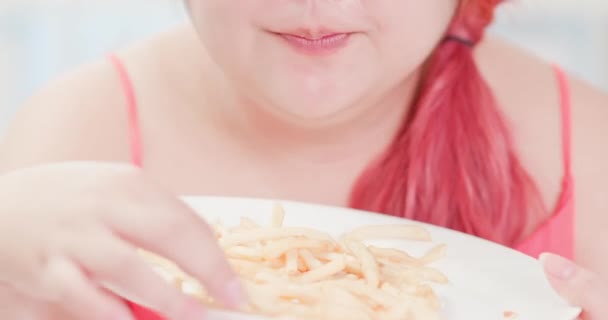 Mulher comer batatas fritas — Vídeo de Stock