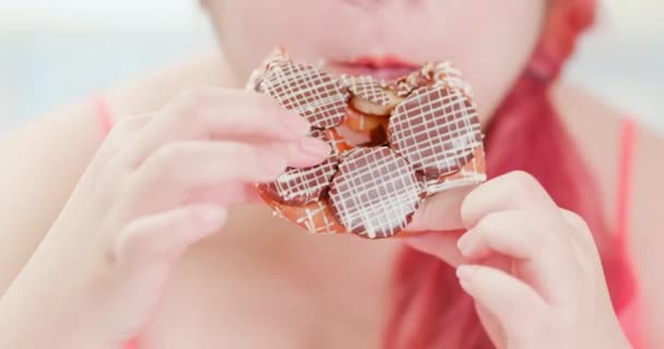 Mujer comer donut — Vídeo de stock