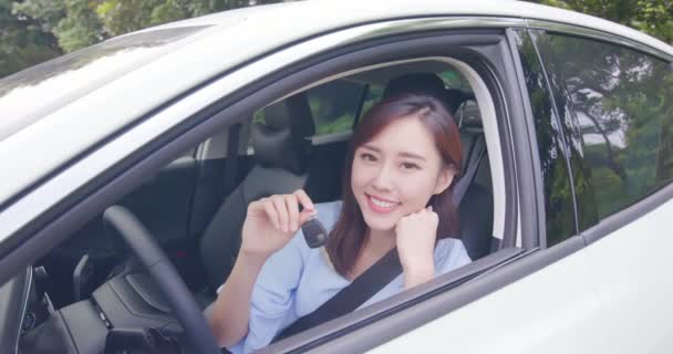 Азиатка держит ключ от машины — стоковое видео