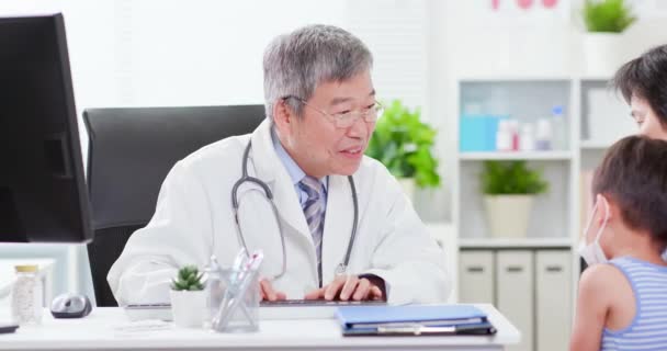 シニア医師と病気の子供 — ストック動画