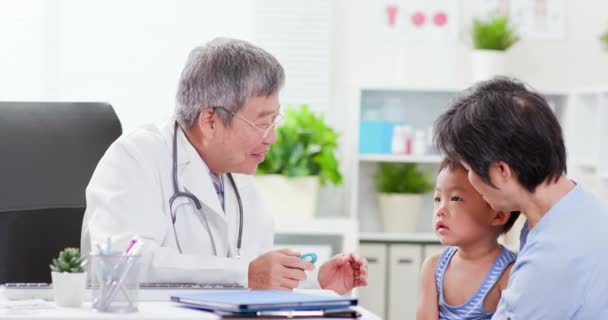 Médecin principal et enfant malade — Video