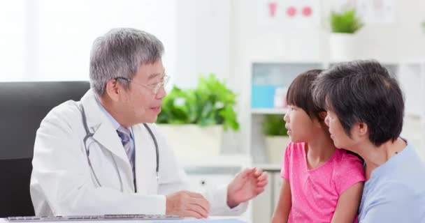 Médico mayor consuelo niña enferma — Vídeos de Stock