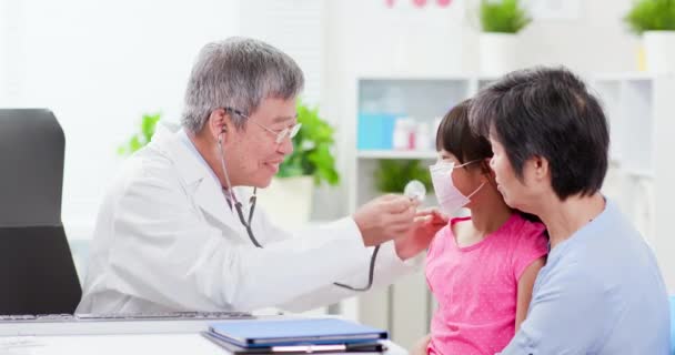 Médico sênior e menina doente — Vídeo de Stock