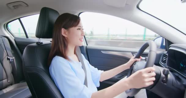 Asiatique femme conduite voiture — Video