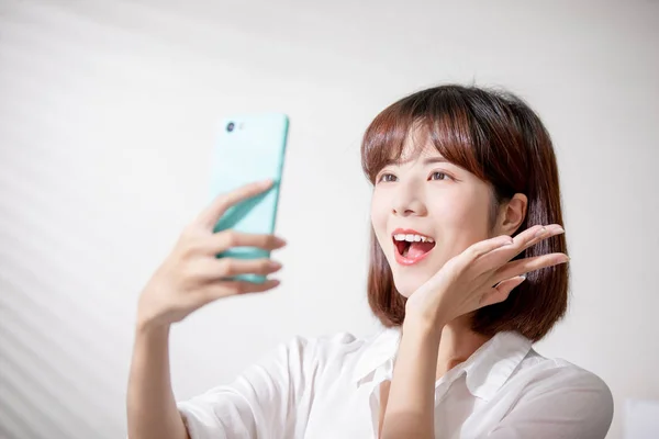Asiatische Frau nehmen Selfie — Stockfoto