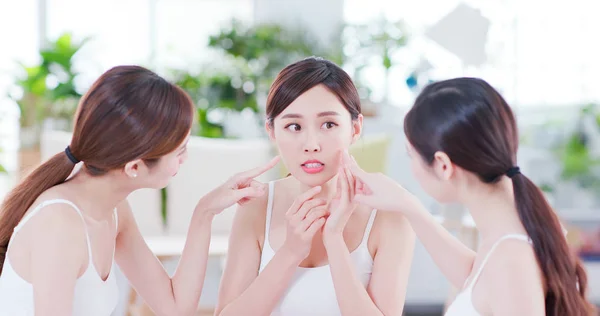 Asiatische Frauen sorgen sich um ihre Haut — Stockfoto