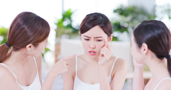 Азіатські жінки турбують її шкіру — стокове фото