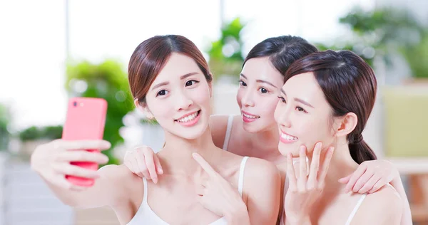 Asiático mulheres tomar selfie feliz — Fotografia de Stock