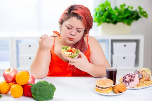 Mulher comer vegetais e chateado — Fotografia de Stock