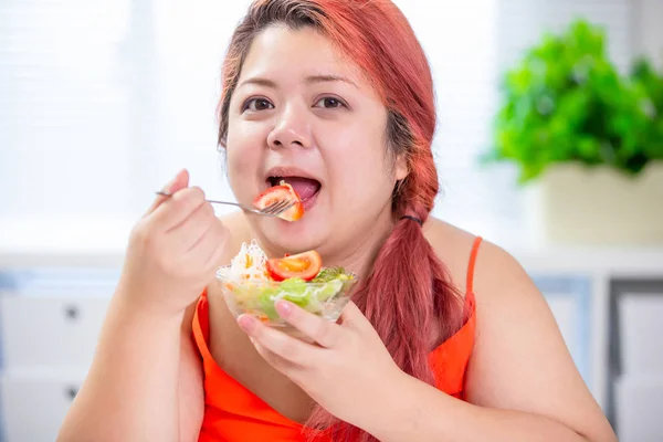 Mulher comer comida saudável feliz — Fotografia de Stock