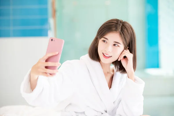 Selfie mulher no banheiro — Fotografia de Stock