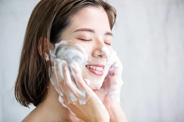 Beauty woman clean her face — Stock Photo, Image