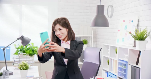 Business woman take selfie — стоковое фото