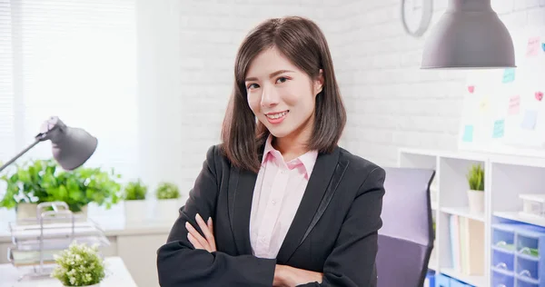 Businesswoman smile to you — Stock Photo, Image