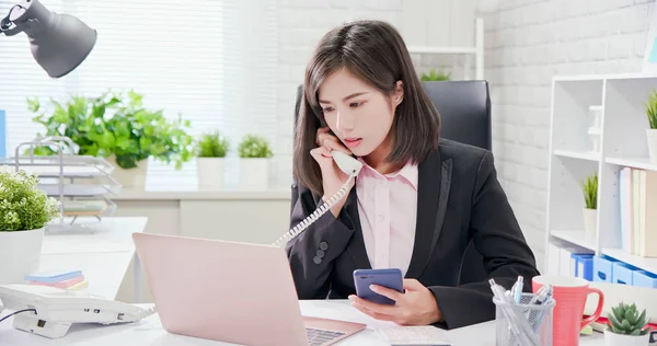 Jovem mulher asiática trabalhar no escritório — Fotografia de Stock