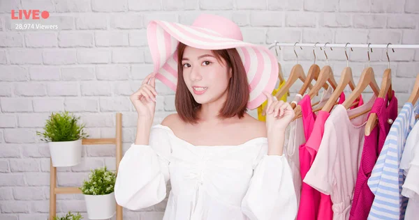 Woman show hat in livestream — 스톡 사진