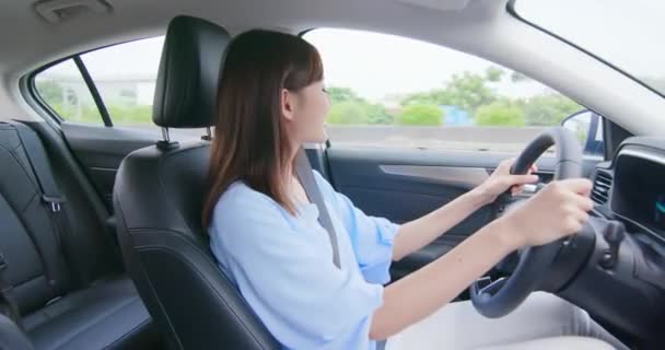 Азиатская женщина за рулем автомобиля — стоковое видео
