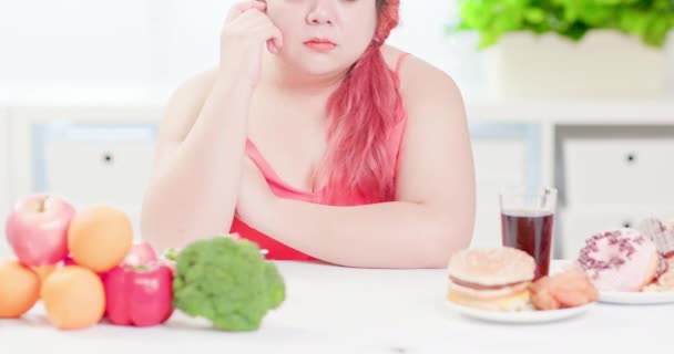 Mujer piensa en comida saludable — Vídeos de Stock