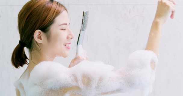 Krásná žena si sprchovala — Stock video