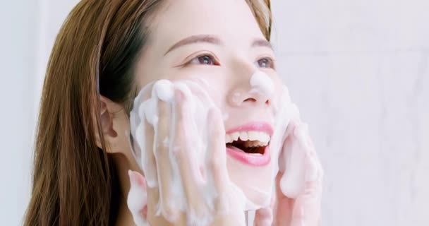 Žena si umyje obličej — Stock video