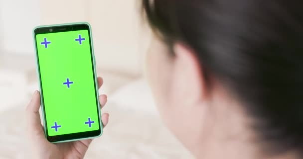 Flicka med grön skärm smartphone — Stockvideo