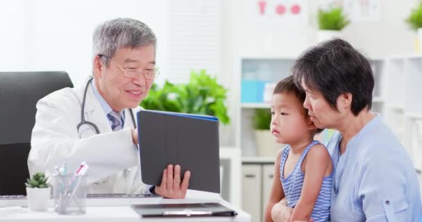 Starší lékař používá počítač Tablet PC — Stock video