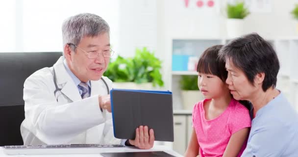 Médico sênior usar tablet pc — Vídeo de Stock