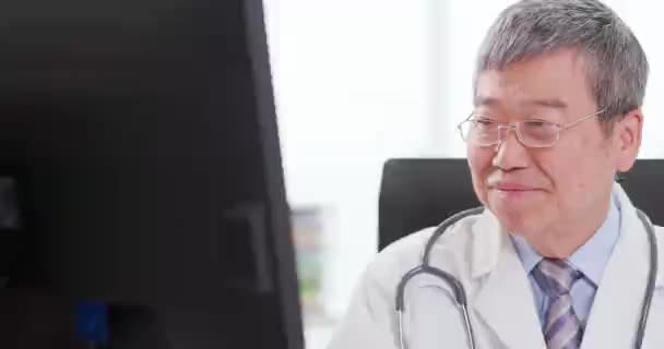 Senior mâle médecin regarder ordinateur — Video