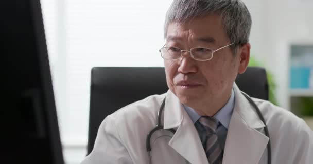 Старший азиатский врач чувствует усталость — стоковое видео