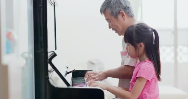 Abuelo enseñar chica jugar piano — Vídeo de stock