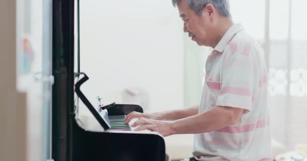 Oude man spelen de piano — Stockvideo