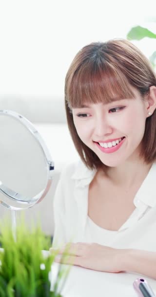 Mulher beleza olhar espelho — Vídeo de Stock