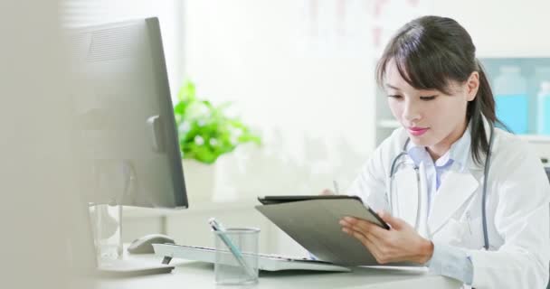 Женщина врач использовать цифровые таблетки — стоковое видео