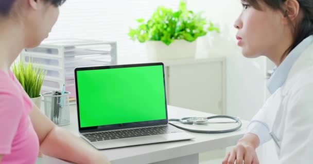 Medico e paziente con computer — Video Stock