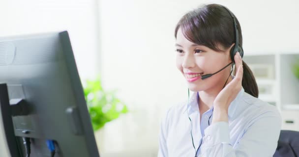 Mujer de negocios con auriculares — Vídeo de stock