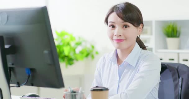 Mujer de negocios sonrisa para usted — Vídeo de stock