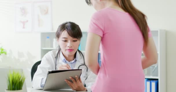 Aziatische arts diagnoses patiënt — Stockvideo