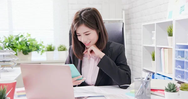 Fiatal ázsiai nő dolgozik hivatalban — Stock Fotó