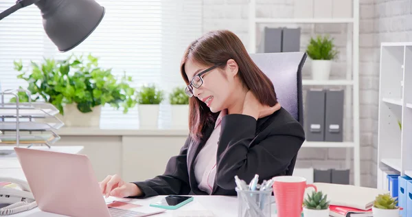 Ásia empresária excesso de trabalho — Fotografia de Stock